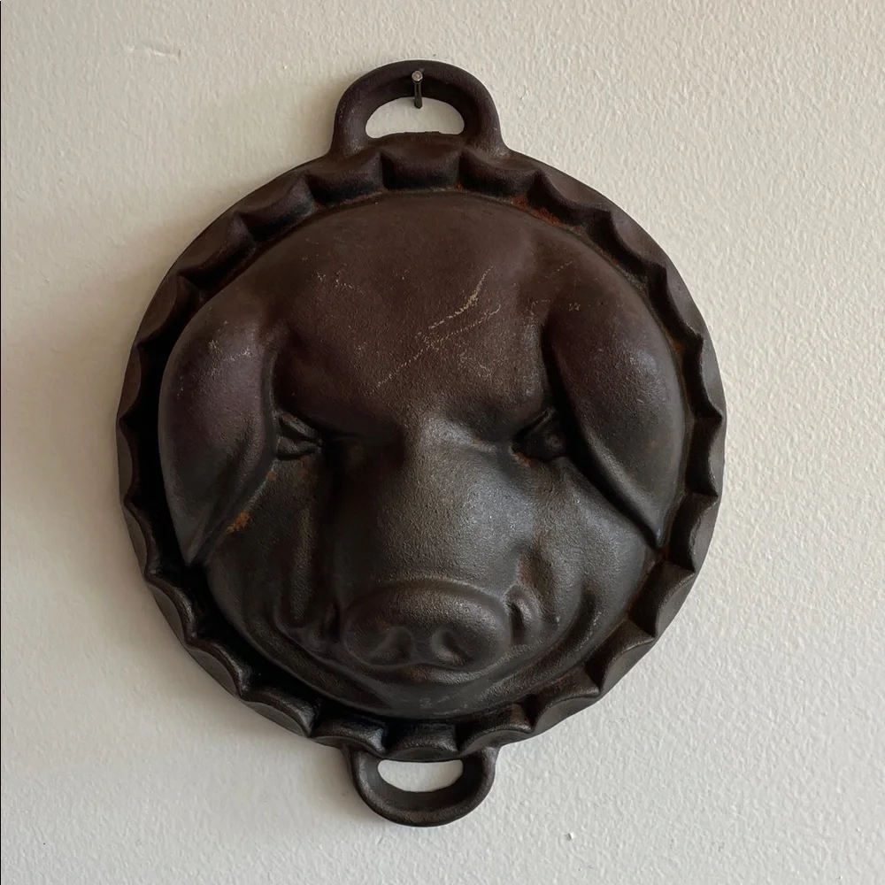 VINTAGE Rustic Cast Iron Pig Head Mold Baking Pan